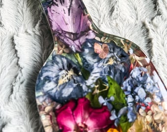 Tagliere per salumi in resina fatto a mano con veri fiori secchi e manici.