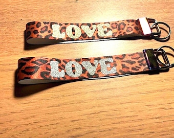 Chaveiro com cordão LOVE com estampa de leopardo em vinil holográfico ou glitter, feito à mão, presente moderno para mulheres.