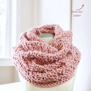 Puede incluir: Un cuello de ganchillo rosa empolvado. La bufanda hecha a mano se exhibe en una cabeza de maniquí. El texto "Save for Later" está en la esquina superior derecha. La bufanda está hecha de un hilo grueso y texturizado.