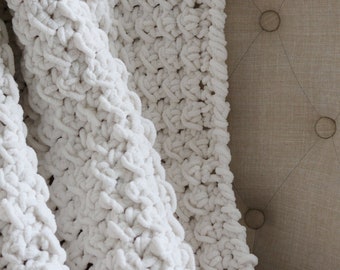Simple chunky crochet blanket tutorial (FREE Bernat blanket yarn
