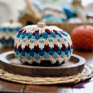 Patrón y video de calabaza de crochet: patrón de calabaza de crochet fácil con encanto campestre en 5 tamaños (mini a XL) Descarga en PDF + etiquetas imprimibles gratis
