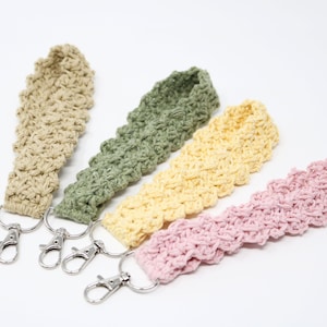 Every Day Wristlet Keychain Crochet Pattern – A quick crochet gift idea that’s beginner-friendly and easy to customize – Easy to Customize!