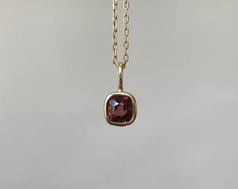 14K Solid Gold 0.56 Carat Natural Deep Red Spinel Charm Pendant Fine Jewelry
