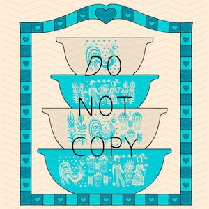 以下が含まれることがあります： ターコイズとクリーム色の4つのボウルが積み重ねられたイラスト。各ボウルには、雄鶏、人々、花柄など、異なるデザインが施されています。「DO NOT COPY」の文字がボウルに書かれています。