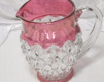 Tiffin Williamsburg Ruby-Glaskrug und rubinroter Teller mit Daumenabdruckmuster. Sehr guter Zustand. Der Teller hat einen Durchmesser von 21 cm, der Krug misst 13,3 x 17,8 cm.
