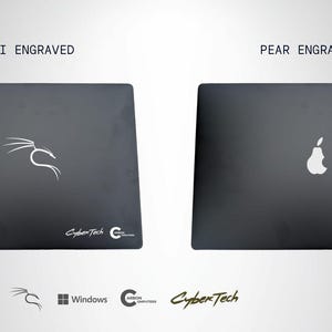 Puede incluir: Dos cubiertas de portátil gris oscuro, una con el logotipo blanco de Kali Linux y el texto "KALI ENGRAVED", la otra con el logotipo de una pera blanca y el texto "PEAR ENGRAVED". El logotipo de CyberTech está en la parte inferior.