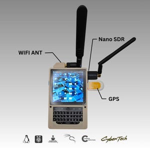 Könnte beinhalten: Beiges Handheld-Gerät mit vollständiger Tastatur, Bildschirm mit blau-weißer Grafik und drei Antennen. Beschriftet mit "WIFI ANT", "Nano SDR" und "GPS". Das Gerät hat die Logos von Linux, Raspberry Pi und anderen.