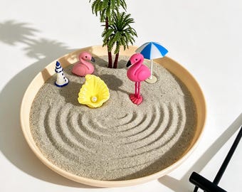 Kit de mini jardín zen, decoración de escritorio con temática de playa tropical, bandeja de arena con forma de flamenco y rastrillo.