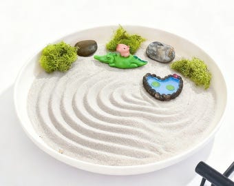 Bandeja de arena sensorial en miniatura con figura de cocodrilo en el jardín zen de Capybara