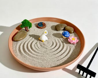 Miniconjunto de jardín zen con figuras de pato, seta y loto, y bandeja de arena de escritorio.
