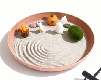 Mini jardín zen con conejos y casa de calabaza, bandeja de meditación para escritorio.