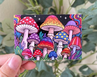 Imán con diseño de hongos psicodélicos, estampado colorido estilo cottagecore, acabado brillante u holográfico.
