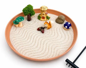 Mini jardín zen con figuras del bosque: kit de jardín de arena de escritorio con rastrillo, ardilla, setas y casa de hadas.