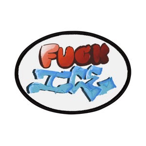 Może przedstawiać: Okrągła naszywka z napisem "FUCK" w stylu graffiti. Słowo "FUCK" jest w kolorze czerwonym i pomarańczowym, a pod nim "IT" w kolorze niebieskim. Naszywka ma czarną obwódkę i białe tło.