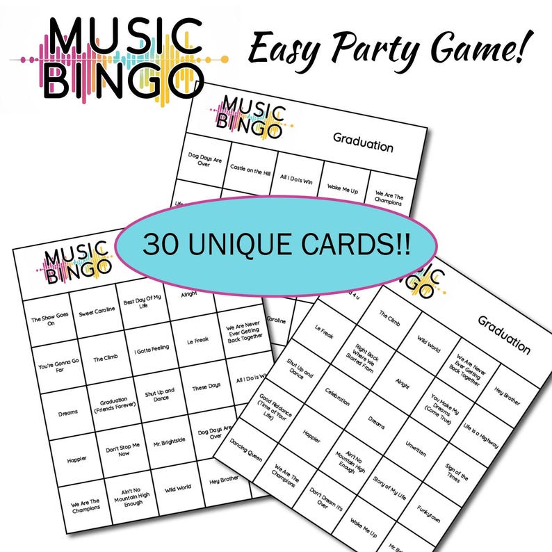 Op de afbeelding: Een set van 30 unieke, afdrukbare muziekbingo-kaarten. Elke kaart heeft een 5x5-raster met populaire songtitels. De kaarten zijn ontworpen voor een leuk partyspel. De tekst "30 UNIEKE KAARTEN!" wordt weergegeven in een blauwe cirkel.