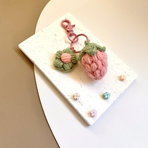 かわいいイチゴのキーホルダー、花のバッグチャーム、ペンケースアクセサリー、先生へのプレゼント、女の子へのプレゼント、お母さんへのプレゼント、クリスマスプレゼント