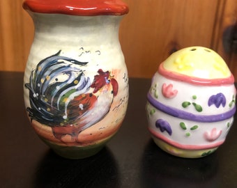 Saleros y pimenteros con forma de pollo y huevo