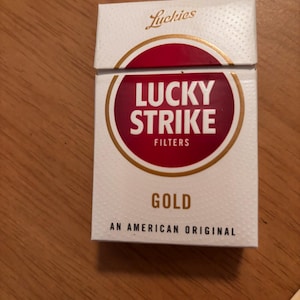 Un (1) pacchetto vuoto di sigarette Lucky Strike per il collezionista di sigarette (senza sigarette)