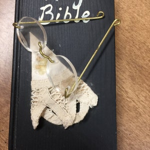 Small Hand Crafted Wood Bible w/Handkerchief & Old Timey Glasses Decoration