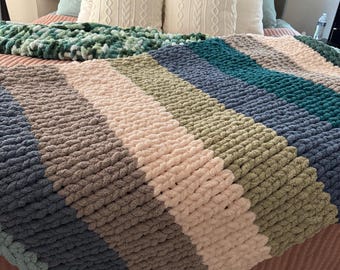 Coperta spessa lavorata a mano, in morbido poliestere, ideale per l'arredamento della casa.