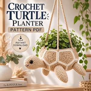Könnte beinhalten: Ein beigefarbener, gehäkelter Schildkröten-Hängeübertopf mit weißen Panzerdetails, der eine grüne Pflanze enthält. Der Text lautet CROCHET TURTLE PLANTER PATTERN PDF und INSTANT DOWNLOAD. Die Schildkröte hat einen beigen Körper und schwarze Augen.