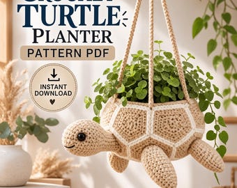 Peut inclure: Une jardinière suspendue en forme de tortue crochetée beige avec des détails de carapace blancs, contenant une plante verte. Le texte indique CROCHET TURTLE PLANTER PATTERN PDF et INSTANT DOWNLOAD. La tortue a un corps beige et des yeux noirs.