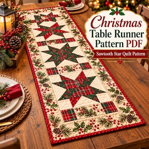 Puede incluir: Un camino de mesa acolchado con un patrón repetitivo de estrellas en diente de sierra en tela de cuadros rojos y verdes sobre un fondo crema. El borde está decorado con un estampado de ramas de pino, piñas y bayas rojas. El texto dice Christmas Table Runner Pattern PDF Sawtooth Star Quilt Pattern.