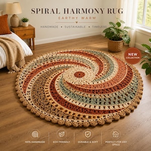Puede incluir: Una alfombra redonda hecha a mano con un diseño en espiral en tonos cálidos y terrosos. La alfombra presenta un círculo central beige que se extiende en espiral a través de tonos de naranja, verde y marrón. La alfombra está etiquetada como "SPIRAL HARMONY RUG" y "NEW COLLECTION".