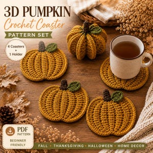 Pode incluir: Um conjunto de padrões de crochê para porta-copos de abóbora 3D, incluindo quatro porta-copos redondos amarelo-mostarda com caules castanho-escuros e folhas verdes, além de um suporte de abóbora 3D. O texto diz 3D PUMPKIN Crochet Coaster PATTERN SET, 4 Coasters + 1 Holder e PDF PATTERN BEGINNER FRIENDLY.
