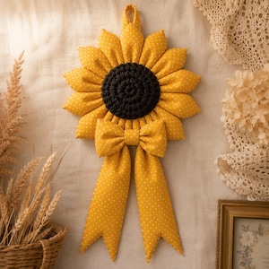 Può includere: Decorazione da parete a forma di girasole fatta a mano. I petali gialli hanno pois bianchi e il centro è nero. Un fiocco abbinato con lunghi nastri è attaccato sotto il fiore. Ha un anello per appenderlo.