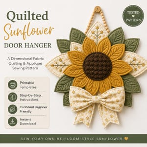 Peut inclure: Un patron de couture Quilted Sunflower Door Hanger représentant un tournesol en tissu dimensionnel avec un centre brun foncé, des pétales jaunes et des feuilles vertes. Inclut un nœud crème à motif floral, une suspension en perles de bois et du texte.