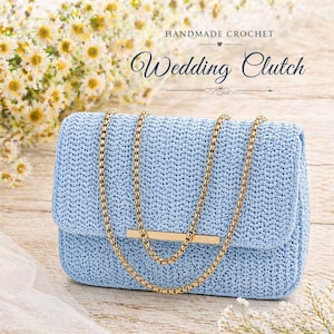 Puede incluir: Bolso de mano de boda de ganchillo azul claro hecho a mano con una correa de cadena dorada y cierre. El bolso es rectangular con cierre de solapa. El texto "HANDMADE CROCHET" y "Wedding Clutch" son visibles.