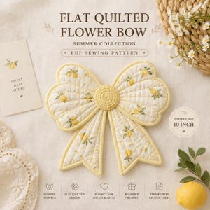 Könnte beinhalten: Ein flacher, gesteppter Blumenbogen mit Zitronenmuster, misst 25 cm. Das Design zeigt eine gelbe Bogenform mit gesteppter Textur und dekorativem Rand. Der Text "Summer Collection" und "Sweet Days Ahead" sind ebenfalls sichtbar.