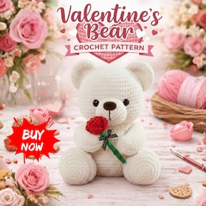 Könnte beinhalten: Ein weißer gehäkelter Bär, der eine rote Rose mit grünem Stiel und schwarzer Schleife hält. Das Bild enthält den Text "Valentine's Bear Crochet Pattern" und einen "Buy Now"-Button, umgeben von rosa Rosen.