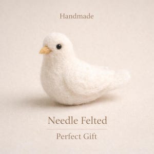 Könnte beinhalten: Handgefertigte, nadelfilzige weiße Vogelfigur mit gelbem Schnabel und schwarzen Augen. Der Text "Handmade", "Needle Felted" und "Perfect Gift" ist auf dem Bild zu sehen. Eine einzigartige Geschenkidee.