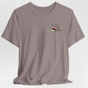Gilla henne aldrig... handstil över tändsticksask och tänd cigarett. Unisex kortärmad t-shirt.