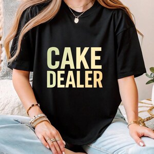 Bake in Style with This Unique Tee - The Ultimate Gift for the Cake Connoisseur