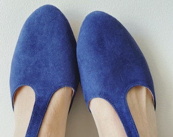 LACÉ. T-Bar bleu marine / chaussures pour femmes / sandales plates en daim / appartements pour femmes / appartements en daim bleu marine. Disponible en différentes couleurs