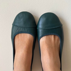 LUNAR. Forest green flats / women shoes / leather flat shoes / women flats / Forest green leather flats.