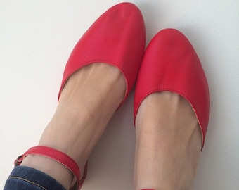 LOLA. Sandales rouges / chaussures pour femmes / sandales plates en cuir / chaussures plates pour femmes / chaussures plates en cuir rouges. Disponible en différentes couleurs