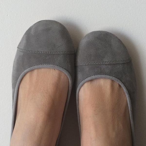 LUNAIRE. Appartements gris / chaussures pour femmes / chaussures plates en daim / appartements pour femmes / Appartements en daim gris moyen. Disponible en différentes couleurs