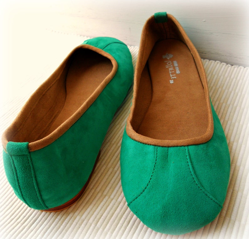 INSULAIRE. Appartements vert mer / chaussures pour femmes / chaussures plates en cuir / appartements pour femmes / Appartements en daim vert. Disponible en différentes couleurs image 2