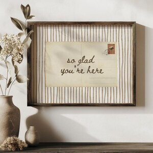 「So Glad You're Here」アートプリント、玄関用ウォールアート、ヴィンテージポストカード水彩ストライプポスター、ニュートラルベージュトーンのファームハウスウォールアート