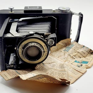 Appareil photo pliant Kodak vintage : objectif Kodamatic 103 mm, étui en cuir