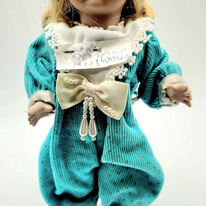 Seltene Marie Osmond Porzellanpuppe von 1992 - signiertes Sammlerstück - Vintage blauäugige Schönheit im türkisen Outfit