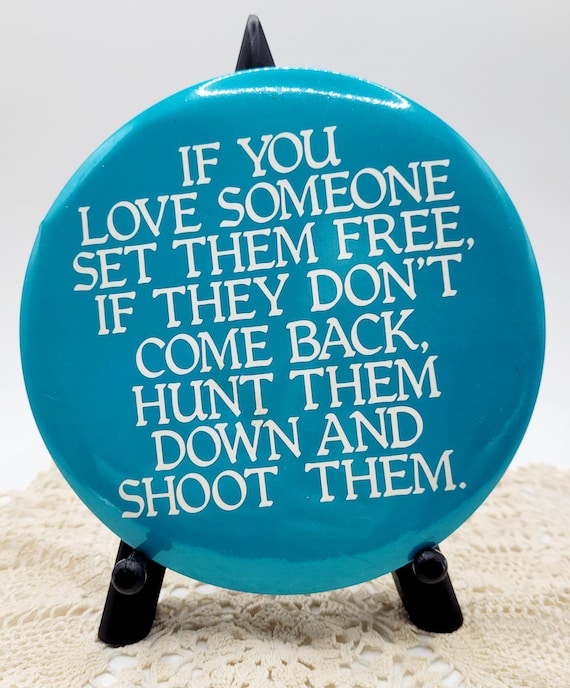 1980's Vintage Humor Pinback Plaque Gallery Greetings Sarcastic Quote Button