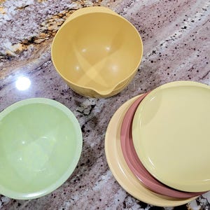 Vintage Melmac Mixing Bowls & Boontonware/Rubbermaid Plates – Set of 5 Kitchenware