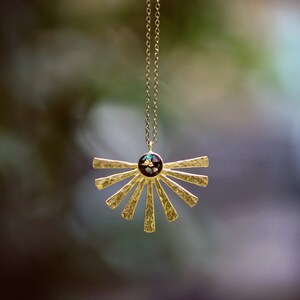 The Opal Sun-ketting Ethiopische opalen messing hanger