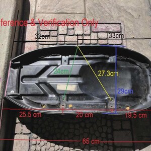 Peut inclure: Une selle de moto noire avec des mesures en centim&egrave;tres. La selle mesure environ 25,5 cm de large, 65 cm de long et 16 cm de haut. Le texte "For Reference & Verification Only" est visible.
