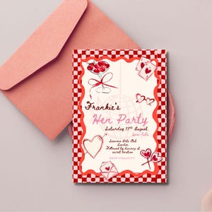 Puede incluir: Un sobre rosa junto a una invitaci&oacute;n de fiesta. La invitaci&oacute;n tiene un borde a cuadros rojos y blancos y presenta el texto "Frankie's Hen Party" con corazones y cerezas decorativas. La fecha es el s&aacute;bado 17 de agosto.